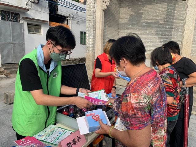 三鄉(xiāng)鎮(zhèn)開展“宣傳禁毒進(jìn)小家，‘無毒’社區(qū)靠大家”活動照片3.jpg